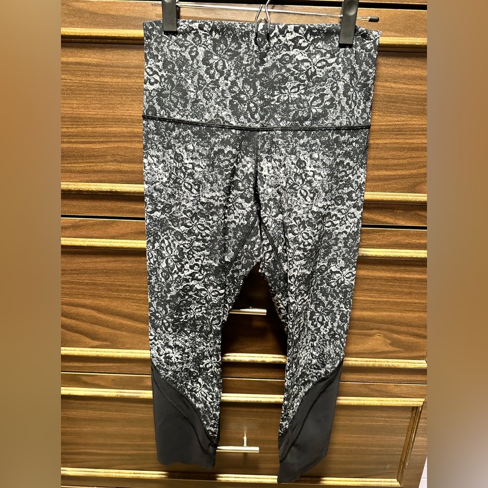NWOT Lululemon Wunder Under Crop II (Special
Edition) *Scallop 24" Size 8